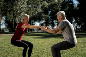 Treino de força após os 55 anos é fundamental para preservar músculos, melhorar o equilíbrio e garantir autonomia no dia a dia