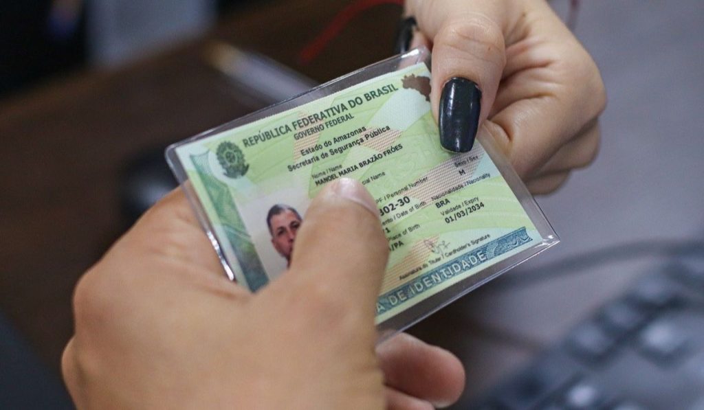 Idosos com mais de 75 anos podem pedir nova identidade e evitar problemas que travam o recebimento da aposentadoria