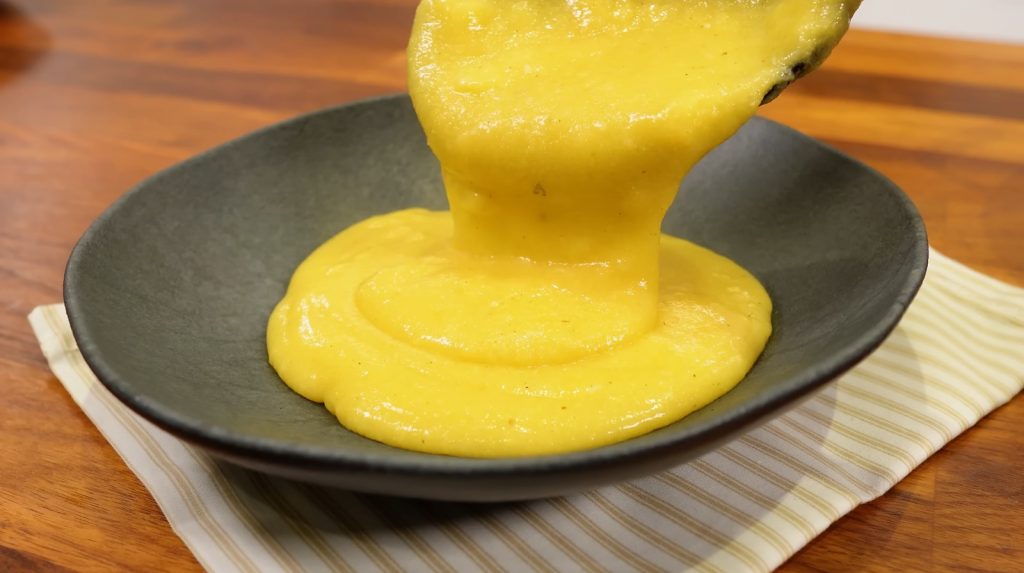 Polenta cremosa simples é a escolha ideal para deixar carnes mais saborosas e transformar refeições básicas em pratos completos