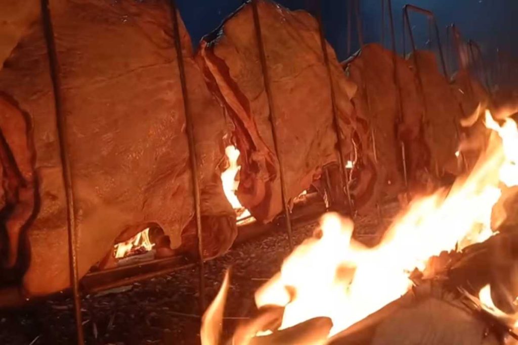 Maior churrasco de fogo de chão do mundo reúne 25 mil pessoas e serve 17 toneladas de carne