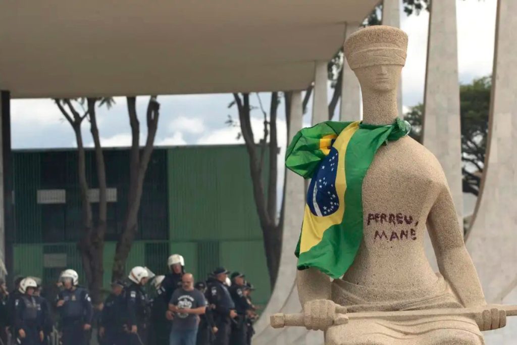 Moraes rejeita revisar pena de Débora do Batom, condenada pelo 8/1