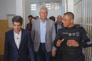 Caiado leva ACM Neto a complexo prisional de Goiás para apresentar modelo de segurança pública