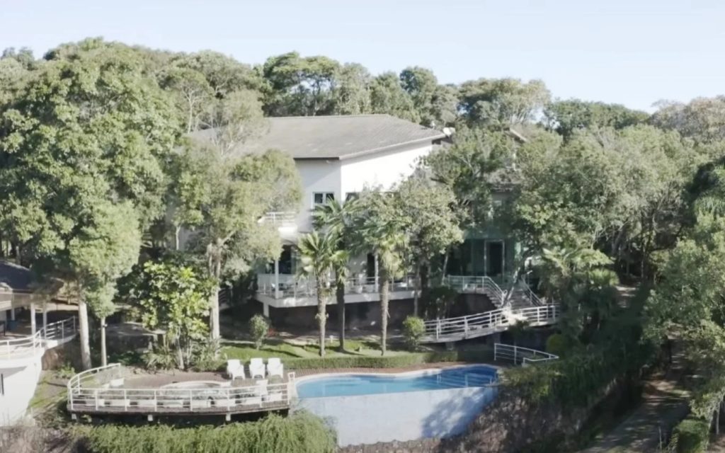 Apresentadora da Globo vive em mansão na Serra da Cantareira com piscina, vidro e integração total com a natureza.