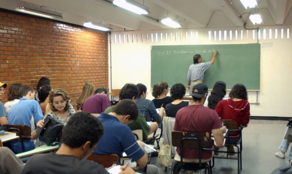 Universitários em sala de aula