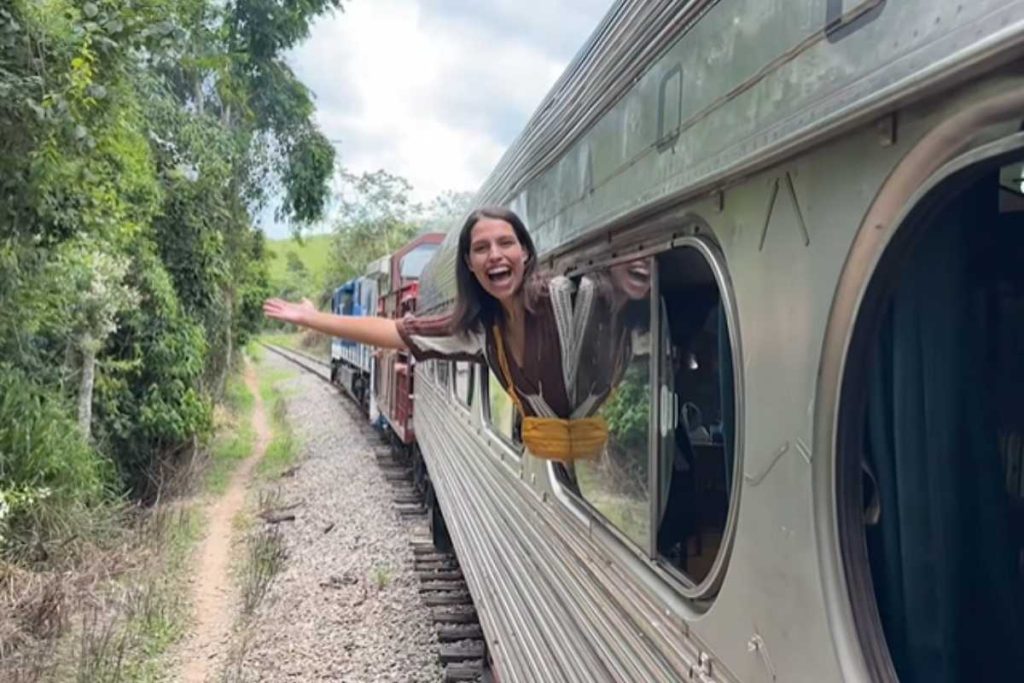 O trem com comidas e bebidas all inclusive que parte de Minas Gerais e faz viagem de 02h30