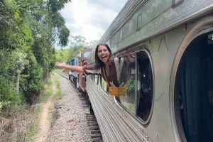 A viagem de trem mais longa do Brasil cruza 27 municípios, faz 15 paradas, atravessa 2 estados e ainda é a única saída de várias cidades que não têm estrada boa
