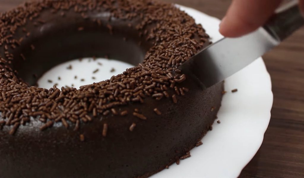 Uma sobremesa simples, feita no liquidificador e assada com calma, pode entregar uma textura extremamente cremosa e um sabor intenso que lembra aqueles doces que nunca saem da memória