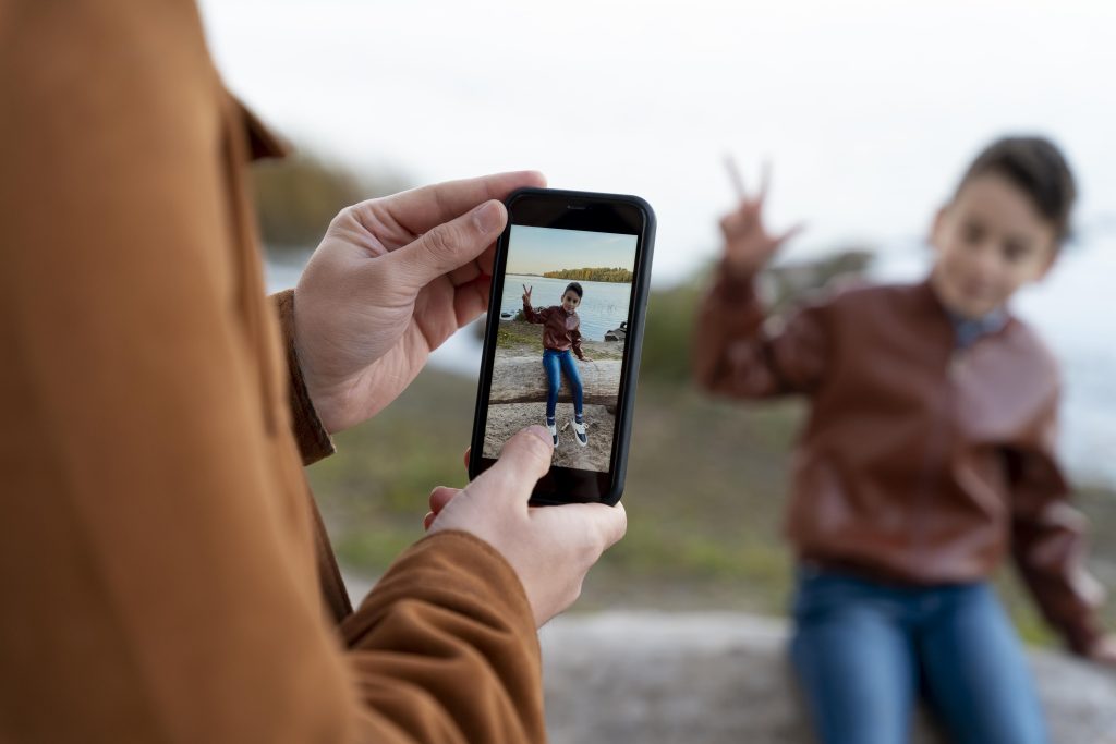 É lei: família paterna só pode divulgar fotos da criança com autorização da mãe, explica advogada