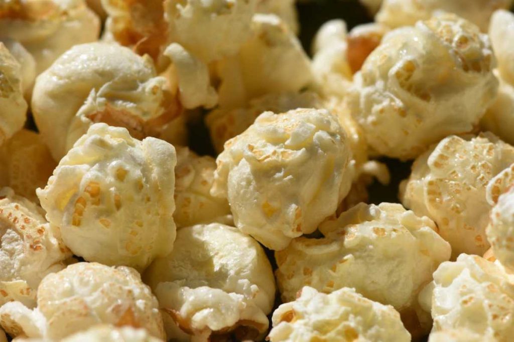 Pipoca com alho e queijo: aprenda a fazer e veja como fica bom