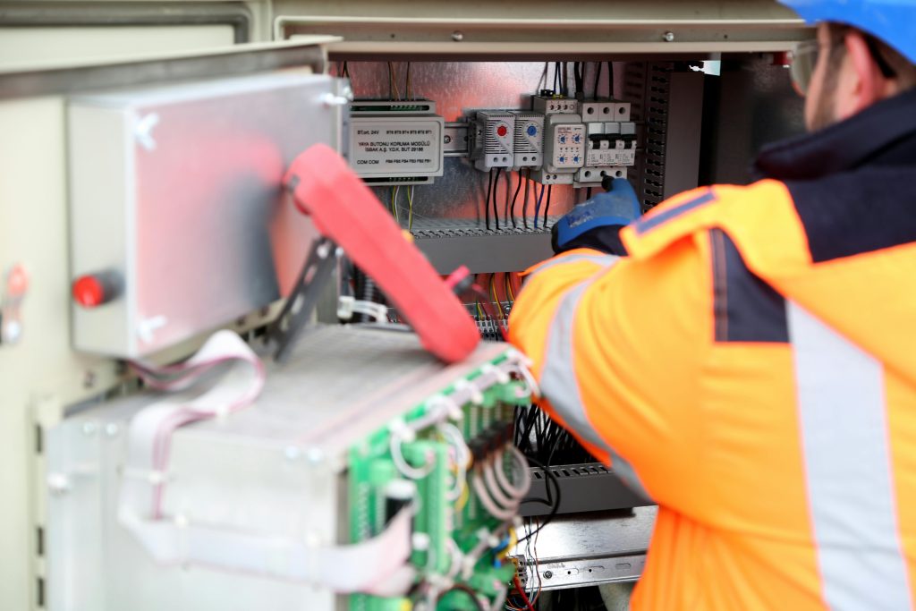 Quanto um eletricista está cobrando pela mão de obra em maio de 2026?