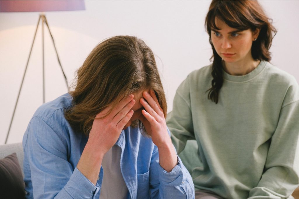 O que significa quando alguém sempre tem uma pessoa para implicar, segundo a psicologia