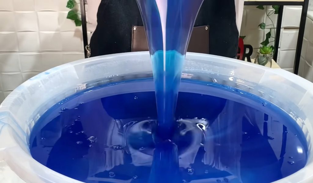 O sabão líquido caseiro se destaca pela potência, rendimento e versatilidade na limpeza