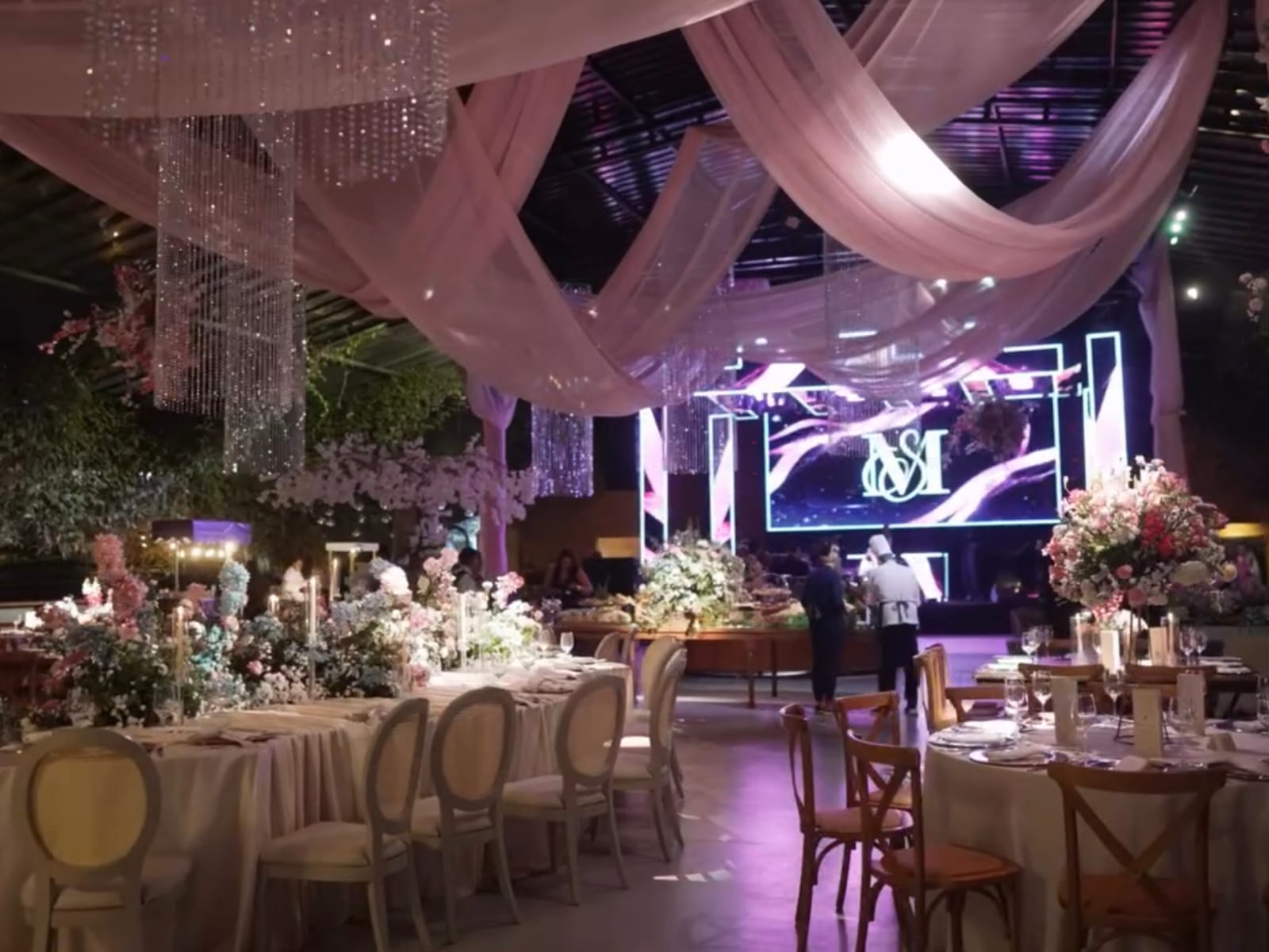 Interior do salão de festas do aniversário de 15 anos da neta de Leonardo. (Foto: @studiodfilmes)