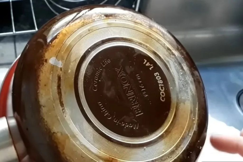 Mistura simples feita com detergente e açúcar ajuda a soltar gordura incrustada e facilita a limpeza pesada na cozinha