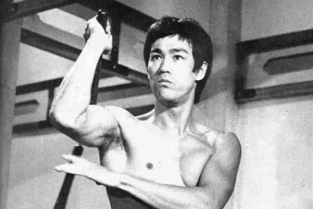 Frase do dia de Bruce Lee: “Se você passar muito tempo pensando em uma coisa, você nunca vai…”