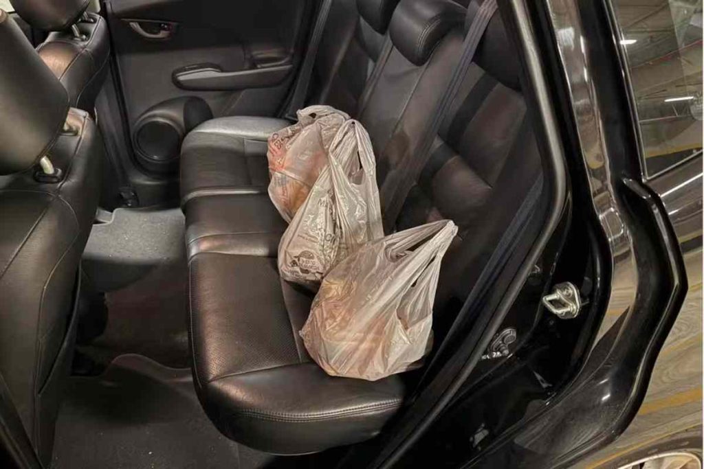 motoristas podem ser multados se levar compras no banco de trás do carro