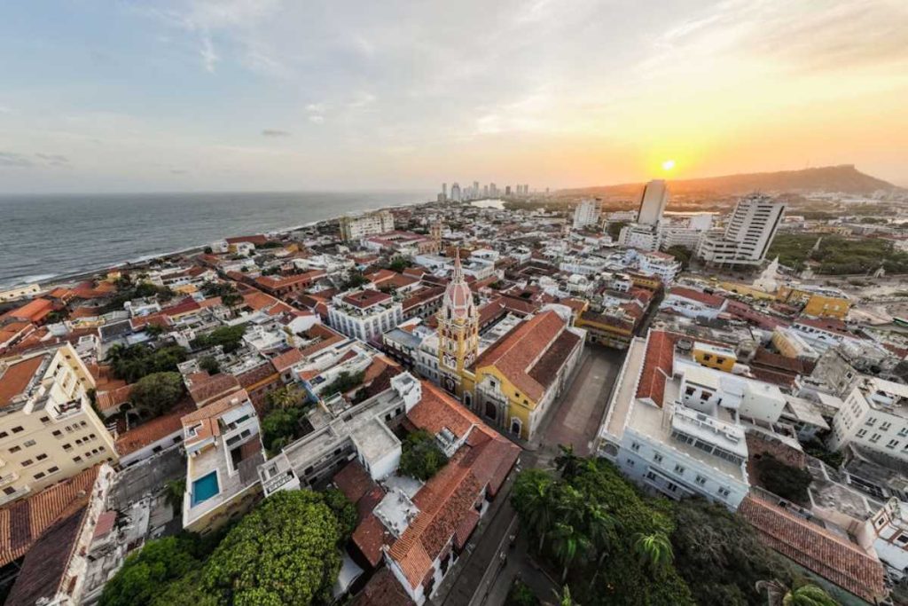 Parece destino de milionário, mas essa cidade caribenha permite praias paradisíacas sem gastar uma fortuna