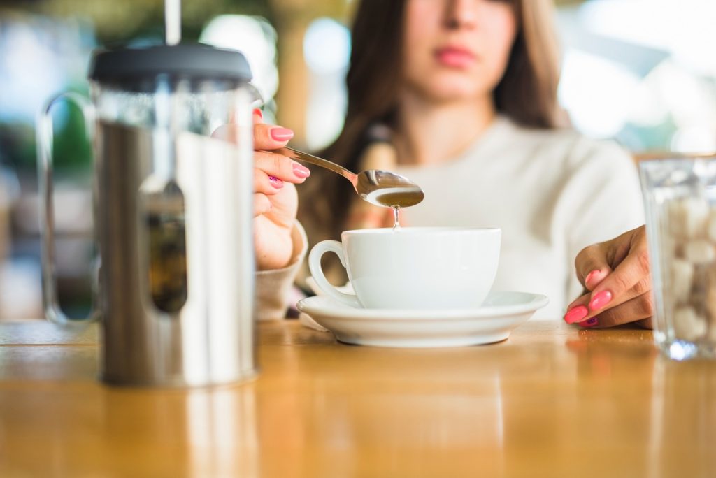 Especialistas alertam que tomar café logo após o almoço pode dificultar a absorção de ferro e cálcio pelo corpo