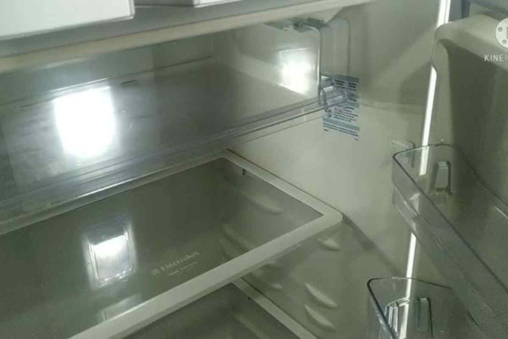 Especialistas alertam que desligar a geladeira durante a noite pode gerar mais gastos e comprometer a conservação dos alimentos