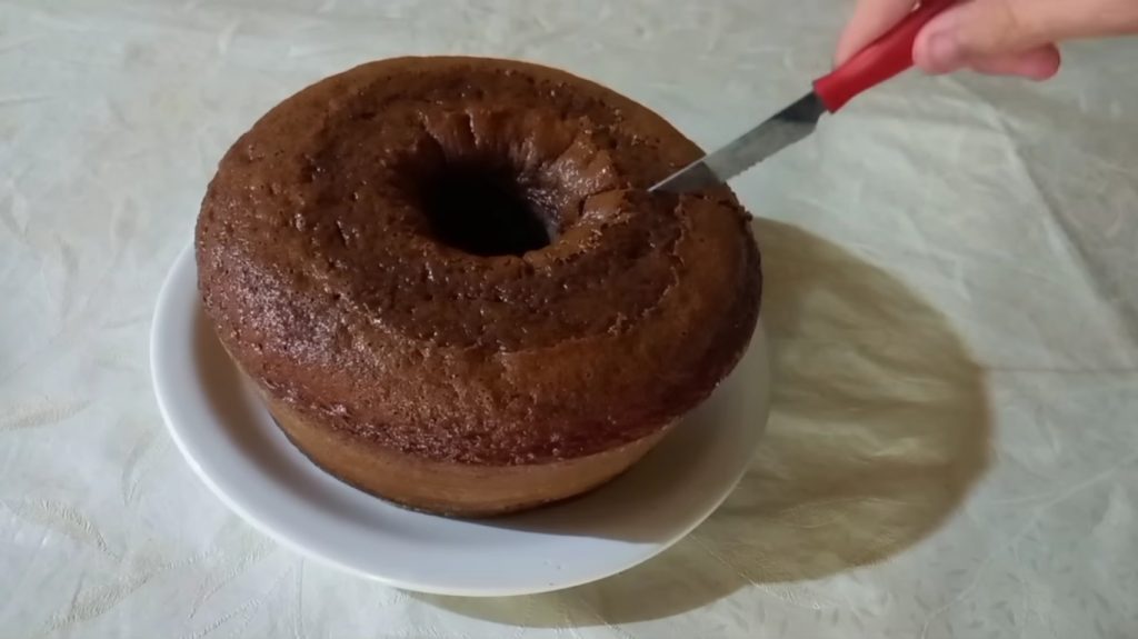 Receita de bolinho de chocolate combina preparo fácil, baixo custo e resultado parecido com os tradicionais bolinhos de padaria