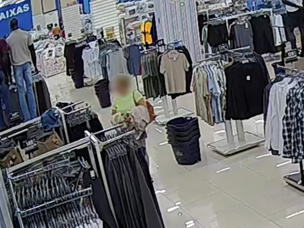 Tentativa de furto na Havan foi flagrada por câmeras de segurança. (Foto: Reprodução)