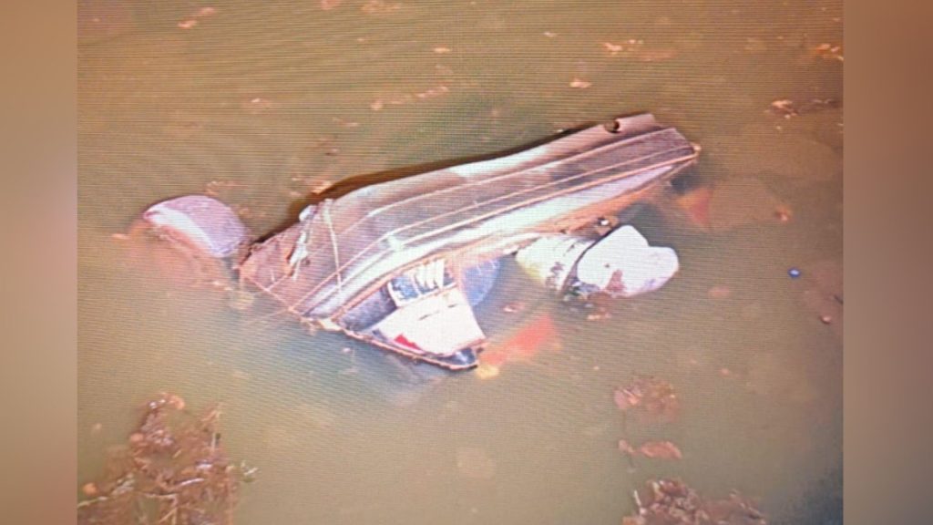 Carro ficou completamente submergido no Lago Corumbá IV.