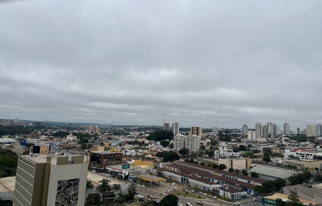 Anápolis amanheceu com temperaturas baixas e sob neblina expessa. (Foto: Davi Galvão)