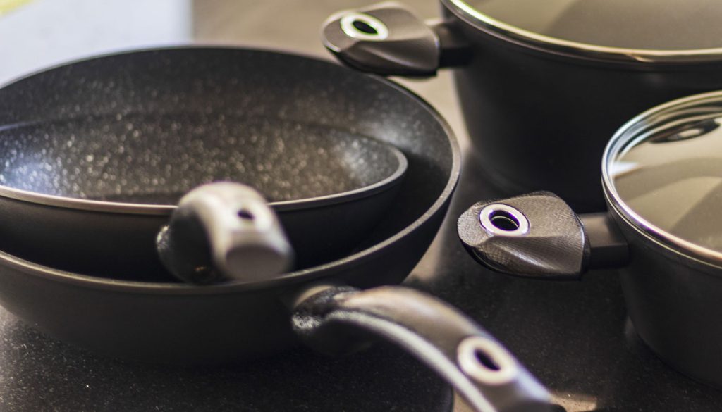 O furinho no cabo das panelas vai muito além do design e pode facilitar a rotina na cozinha de maneiras que pouca gente imagina