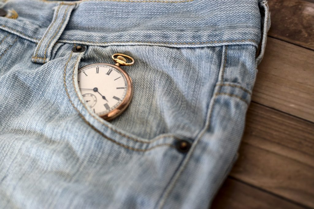 O bolso pequeno da calça jeans surgiu por um motivo funcional e permanece nas peças mesmo após mais de um século