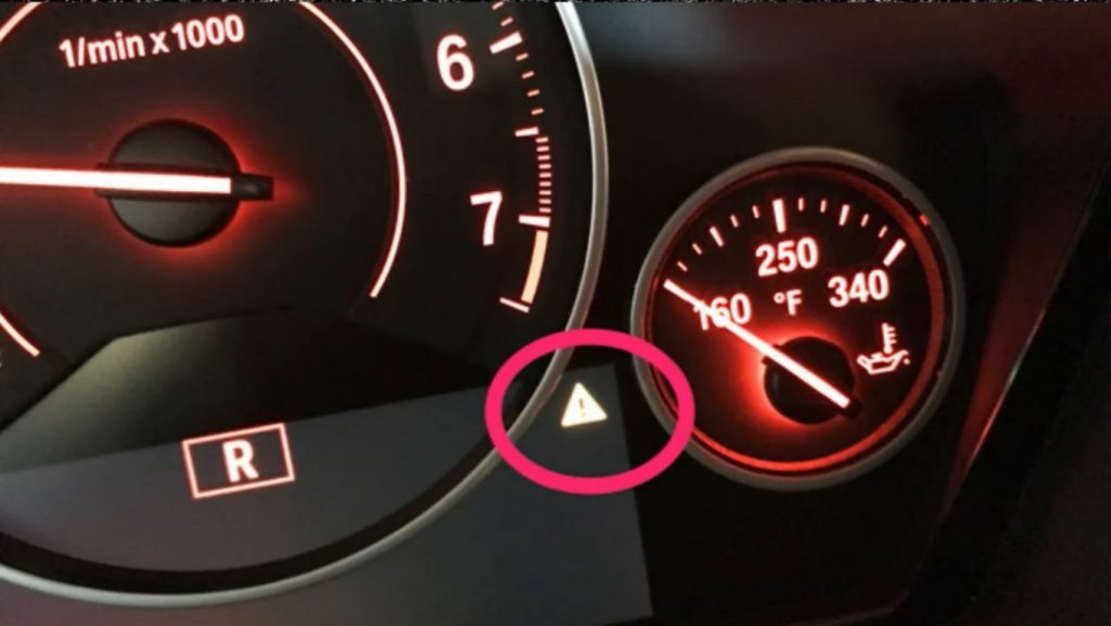 O triângulo amarelo no painel do carro pode indicar falhas em diferentes sistemas e exige atenção do motorista