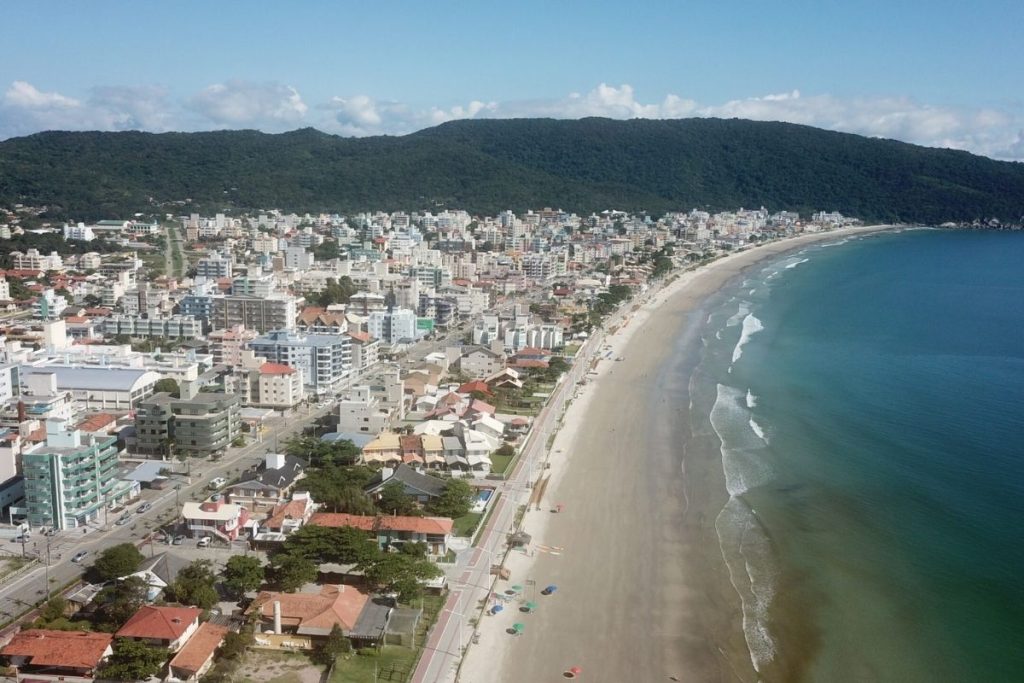 Menor cidade de Santa Catarina esconde 39 praias com mar cristalino e poucas pessoas sabem que ela existe