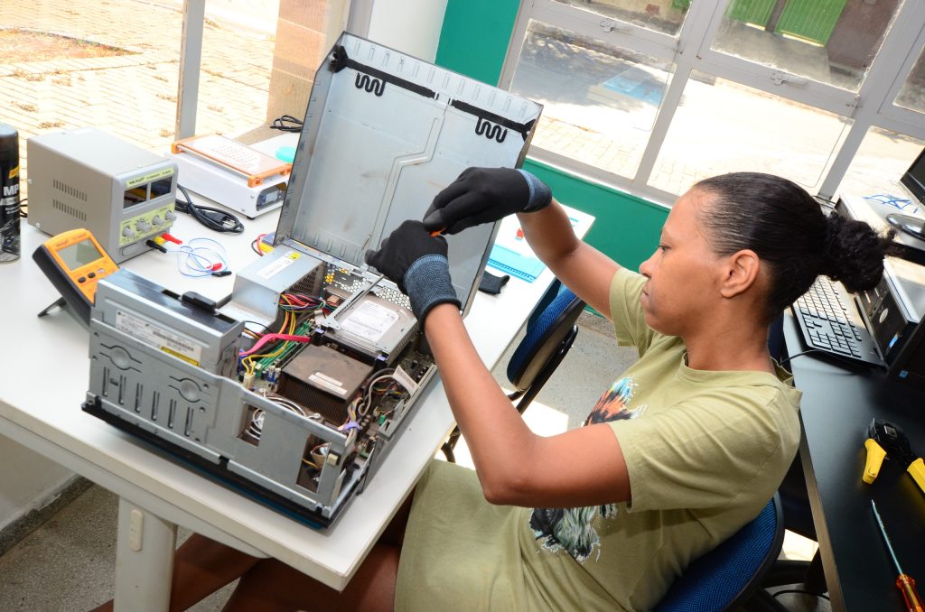 Programa Sukatech oferece vagas para diversos cursos gratuitos de tecnologia.