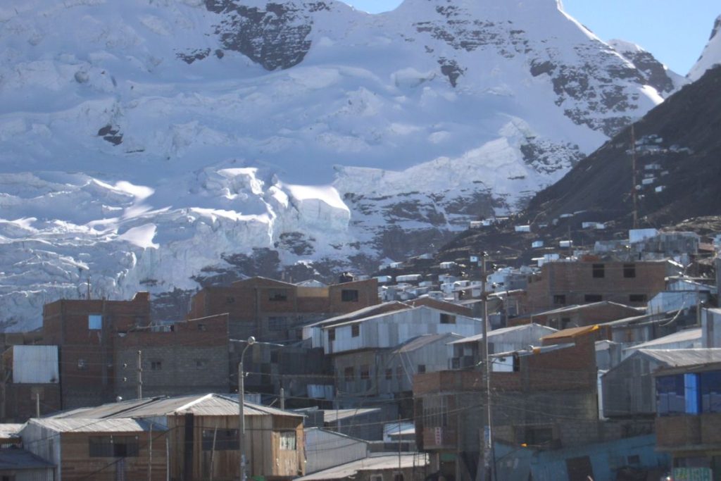 A cidade mais alta do mundo fica a 5 mil metros de altitude, não tem lei nem polícia, e muita gente adora viver no município