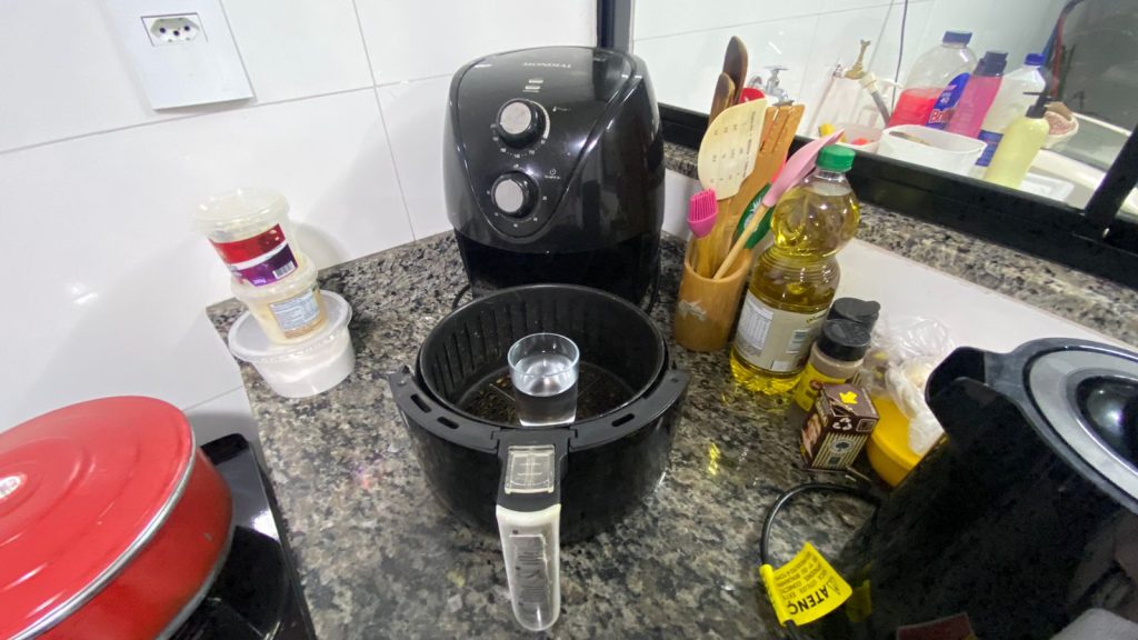 copo de água na airfryer
