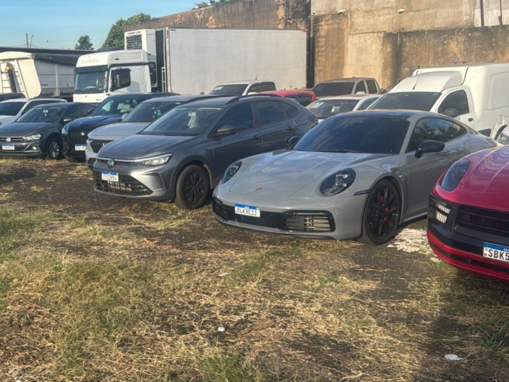 Além do dinheiro, mais de 100 carros foram apreendidos pela PF. (Foto: Divulgação)
