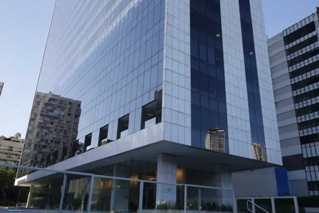 Redução da jornada de trabalho no Brasil: multinacional fecha acordo e diminui carga horária de 100 mil funcionários