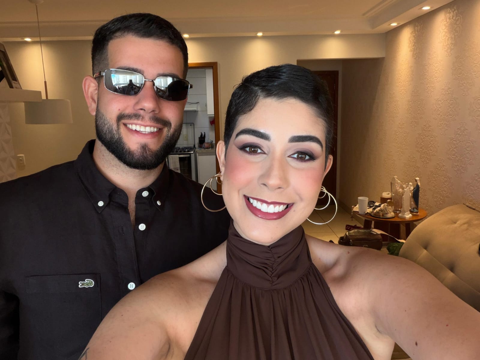 Foto recente de Marianna ao lado do irmão, como o cabelo já voltando a crescer. (Foto: Arquivo Pessoal/Marianna Cândido)