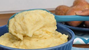 Chefs franceses usam alho confitado para deixar o purê de batata mais cremoso e saboroso sem exagerar nos laticínios