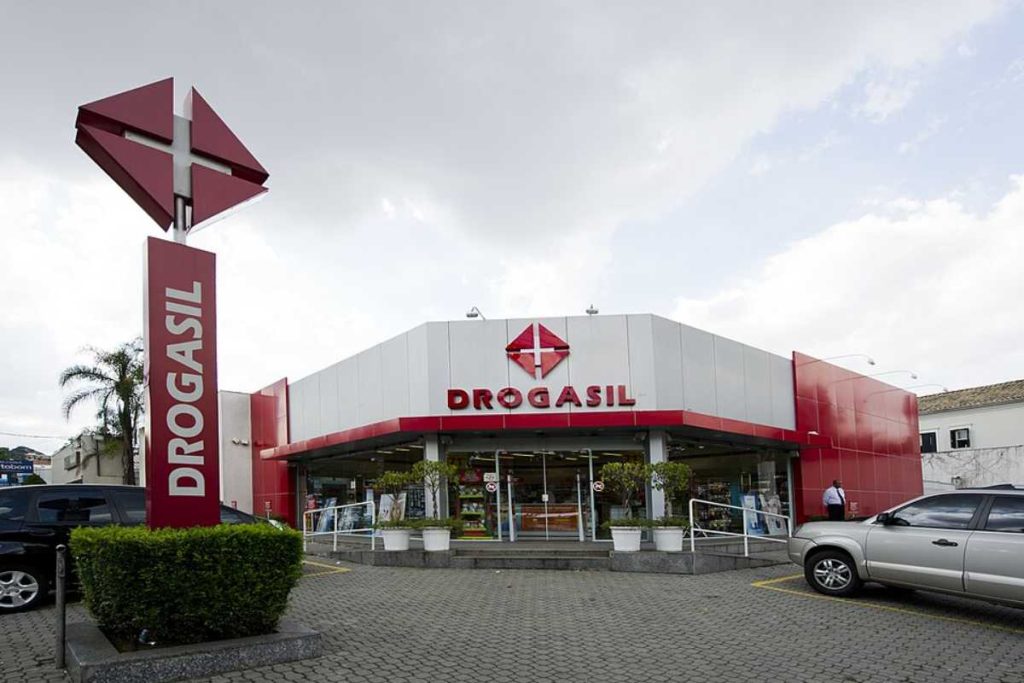 Drogasil passa a adotar escala 5x2 em todas as unidades da rede em Goiás