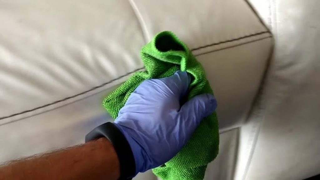 Truque caseiro para limpar risco de caneta do sofá sem deixar estragar