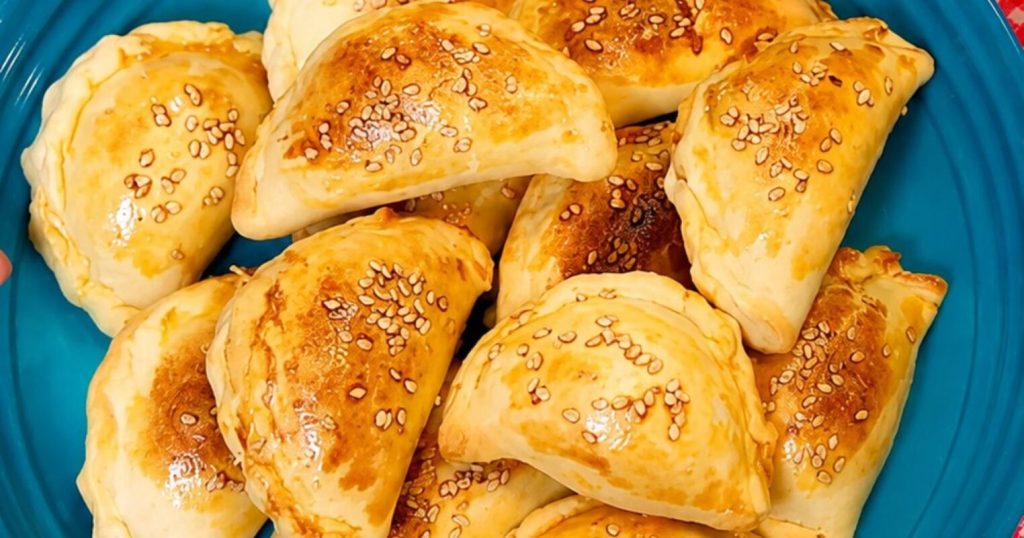 Com apenas 2 ingredientes, você faz um delicioso pastelzinho de forno muito macio e gostoso