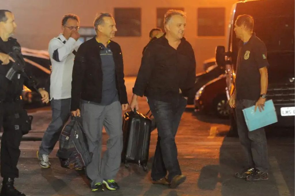 Justiça manda soltar Carlinhos Cachoeira horas após prisão em aeroporto de São Paulo