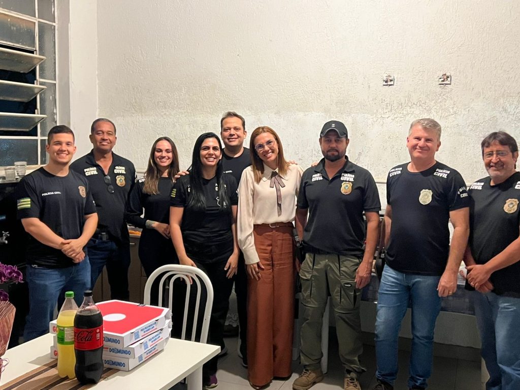 Equipe da Central de Flagrantes se uniu para celebrar trajetória da delegada. (Foto: Repórter Anápolis)