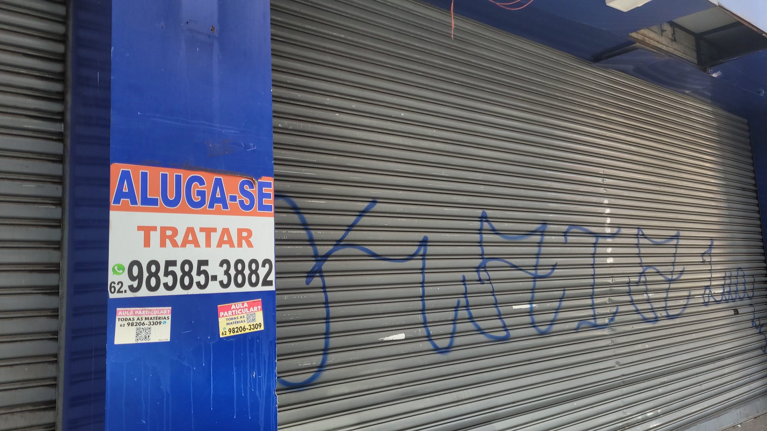 Ruas do Centro estão cheias de placas de venda e aluguel. 
