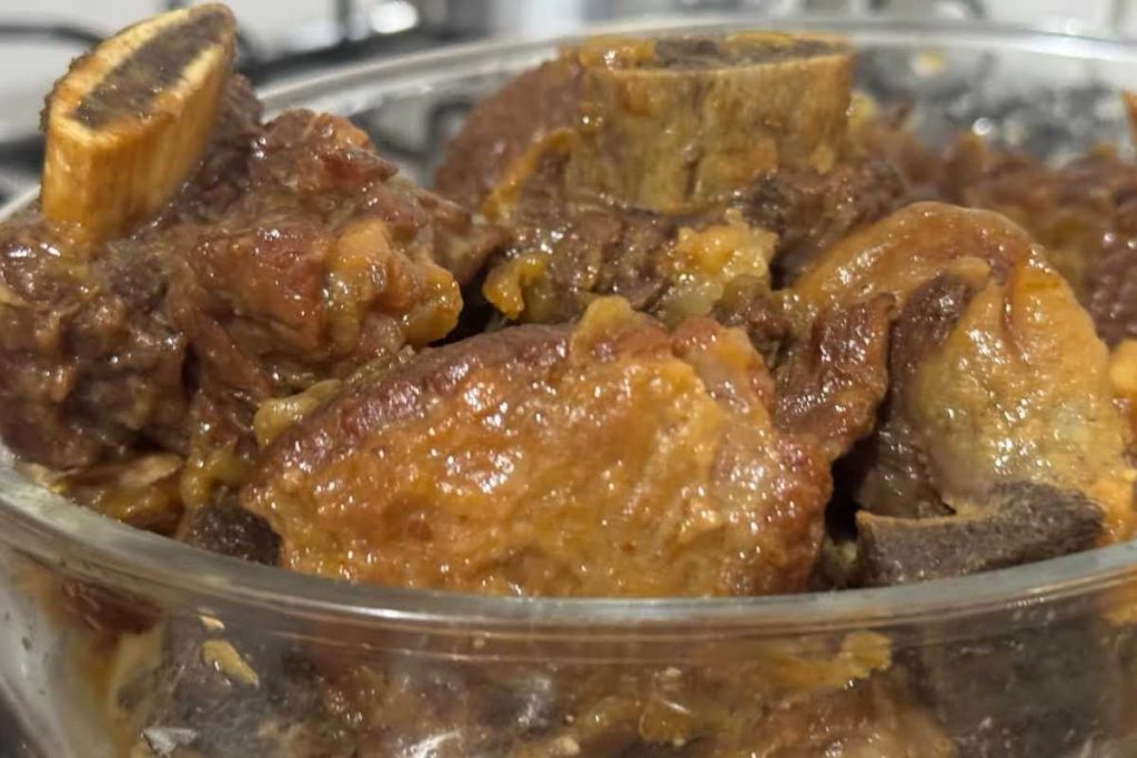 Costela assada em minutos fica igual à de churrasco: aprenda a fazer em casa