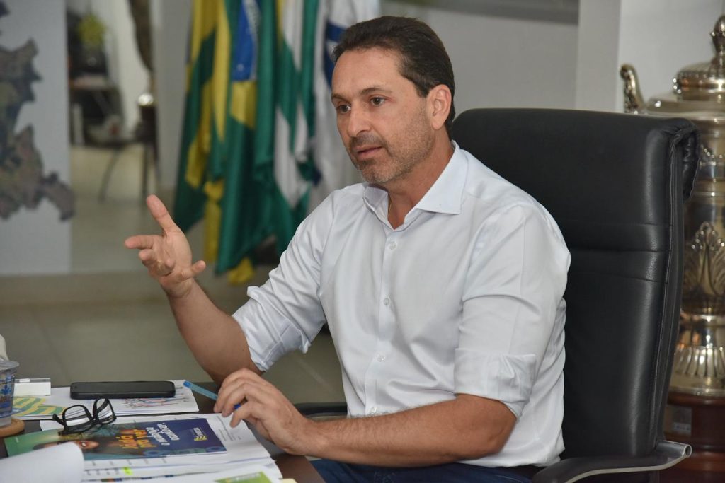 Leandro Vilela sanciona reajuste salarial para servidores e professores em Aparecida