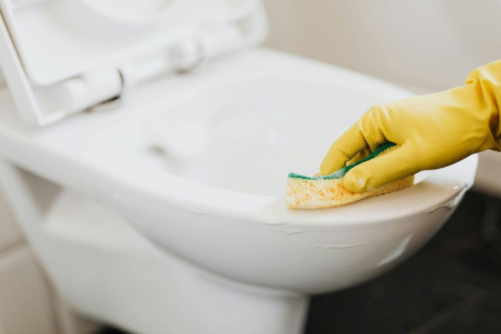 a melhor maneira de limpar o vaso sanitário