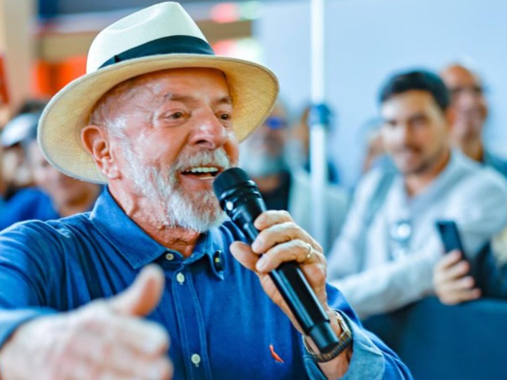 Lula ironiza Flávio Bolsonaro e diz que 'aqui não tem dinheiro do Vorcaro'