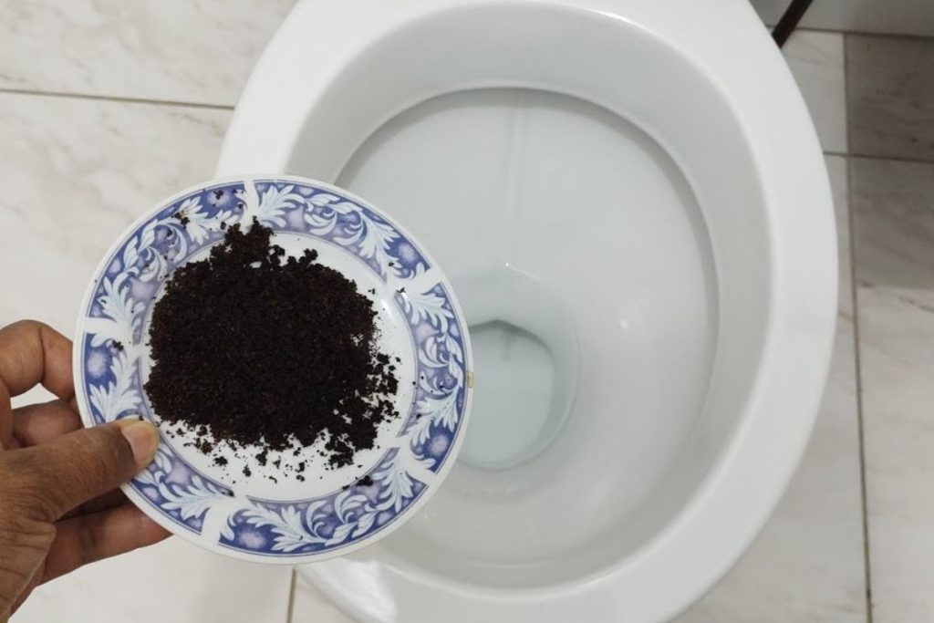 Jogar borra de café no vaso