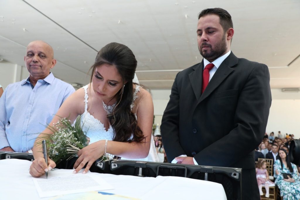 Casamento comunitário promove oficialização civil gratuita a casais.